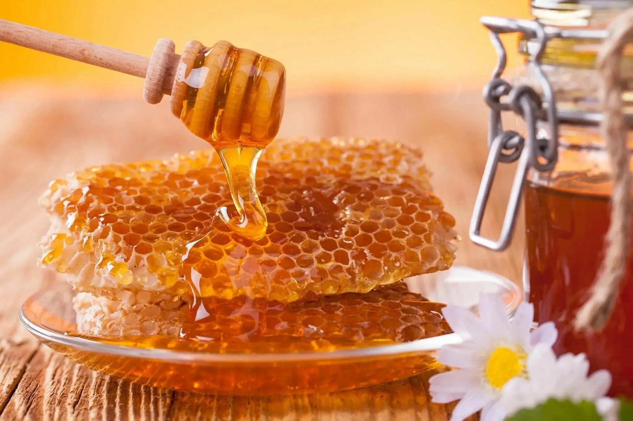 A breakfast-themed honey gift set.