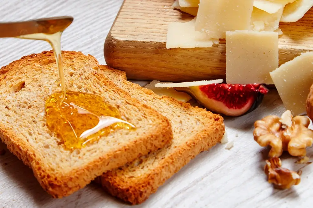 A gourmet honey and cheese pairing gift set.